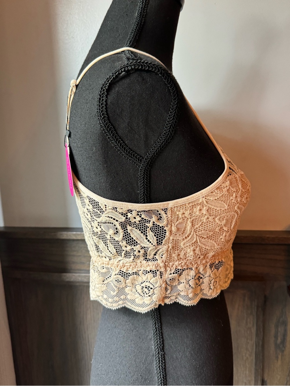 AvidLove Beige Lace Cropped Cami medium nwt - Picture 4 of 5